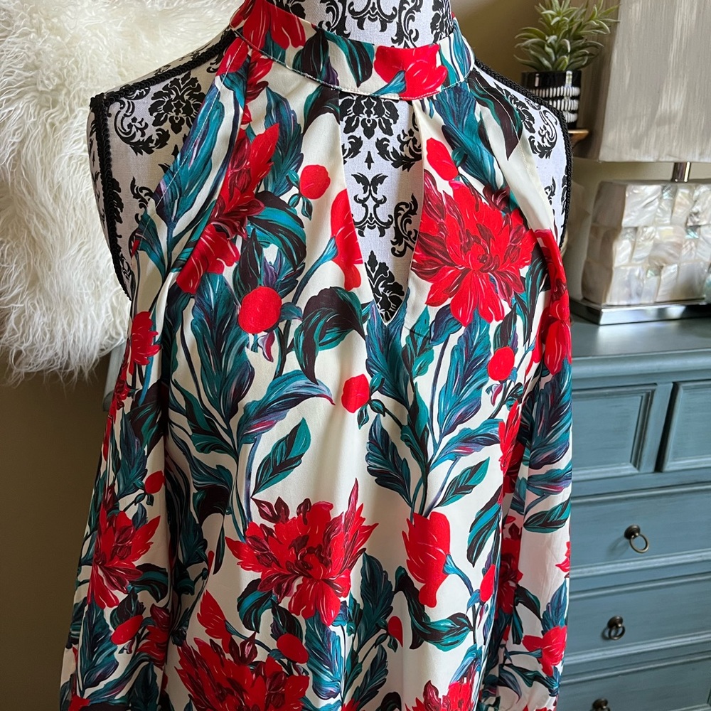 ❤️GORGEOUS BOUTIQUE CHLOE OLIVER TOP COLORFUL WITH CUT OUT LONG SLEEVES